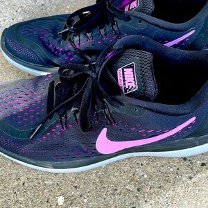 Good shape. Women’s Nike running shoes. Tread barely worn.